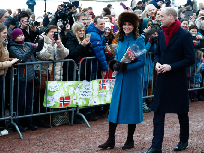 Prins William og Hertuginne Catherine tok seg tid til å hilse på noen av de mange som var møtt fram. Foto: Terje Pedersen / NTB scanpix